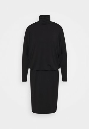 Svart klänning med hög polokrage och långa ärmar. Har en avslappnad passform och rak siluett, tillverkad i slät tyg utan mönster.