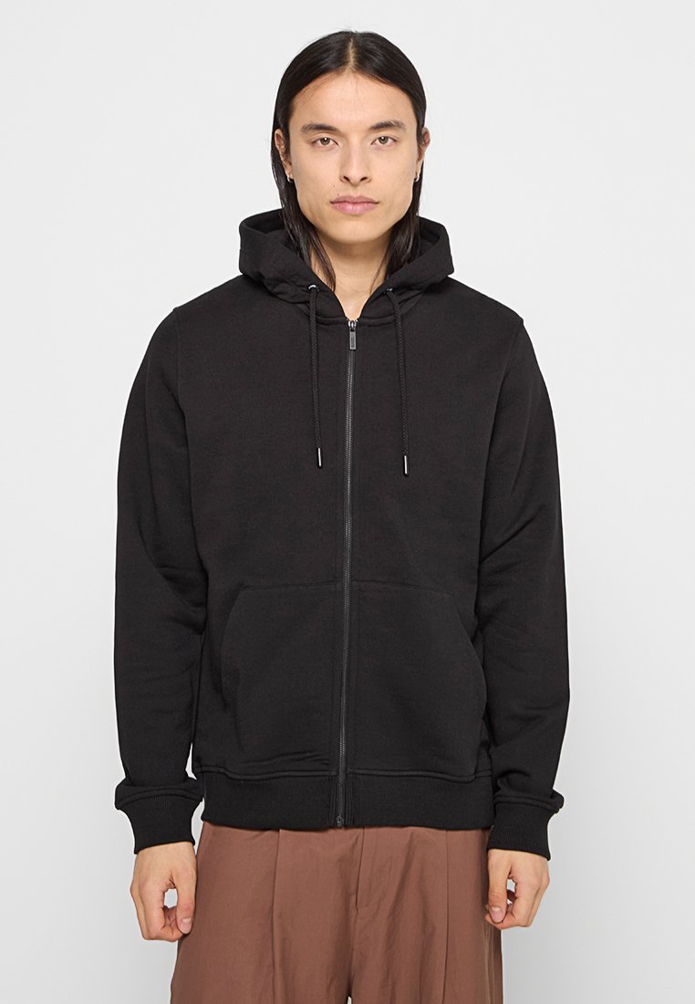 Czarna bluza z kapturem na zamek, wykonana z miękkiego materiału, z kapturem na sznurku, kieszeniami z przodu oraz ściągaczami na mankietach i u dołu.