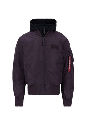 Bomberka w ciemnofioletowym kolorze, z czarnym kapturem, przednim zamkiem błyskawicznym, ściągaczami przy mankietach i u dołu, z naszywką i breloczkiem na rękawie.