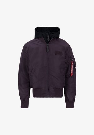 Sötétlila bomber dzseki, fekete kapucnival, elülső cipzárral, bordás mandzsettákkal és aljjal, ujján pedig folttal és kulcstartó díszítéssel.