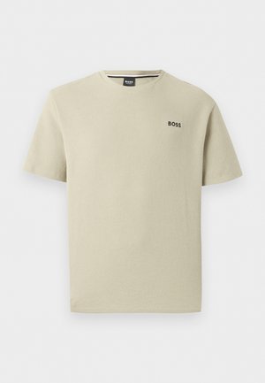 T-shirt beige strutturata a maniche corte con scollo rotondo e logo "BOSS" sul petto sinistro.
