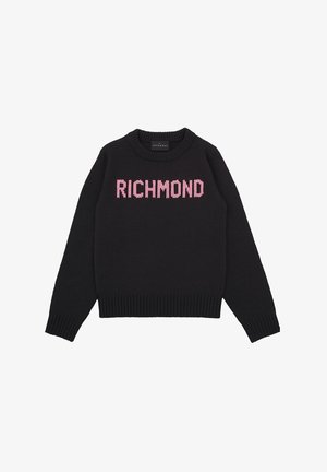 Maglione nero a maglia con scollatura rotonda e polsini a coste, con la scritta "RICHMOND" in evidenti lettere rosa sul davanti.