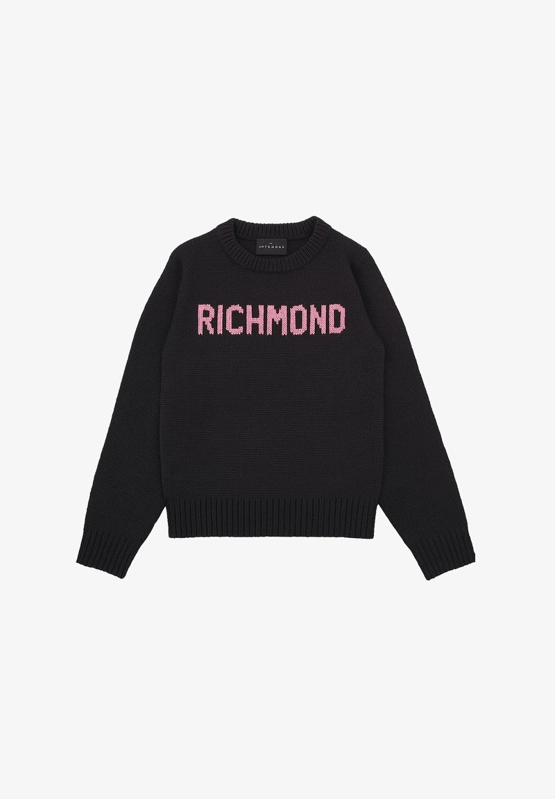 Maglione nero a maglia con scollatura rotonda e polsini a coste, con la scritta "RICHMOND" in evidenti lettere rosa sul davanti.