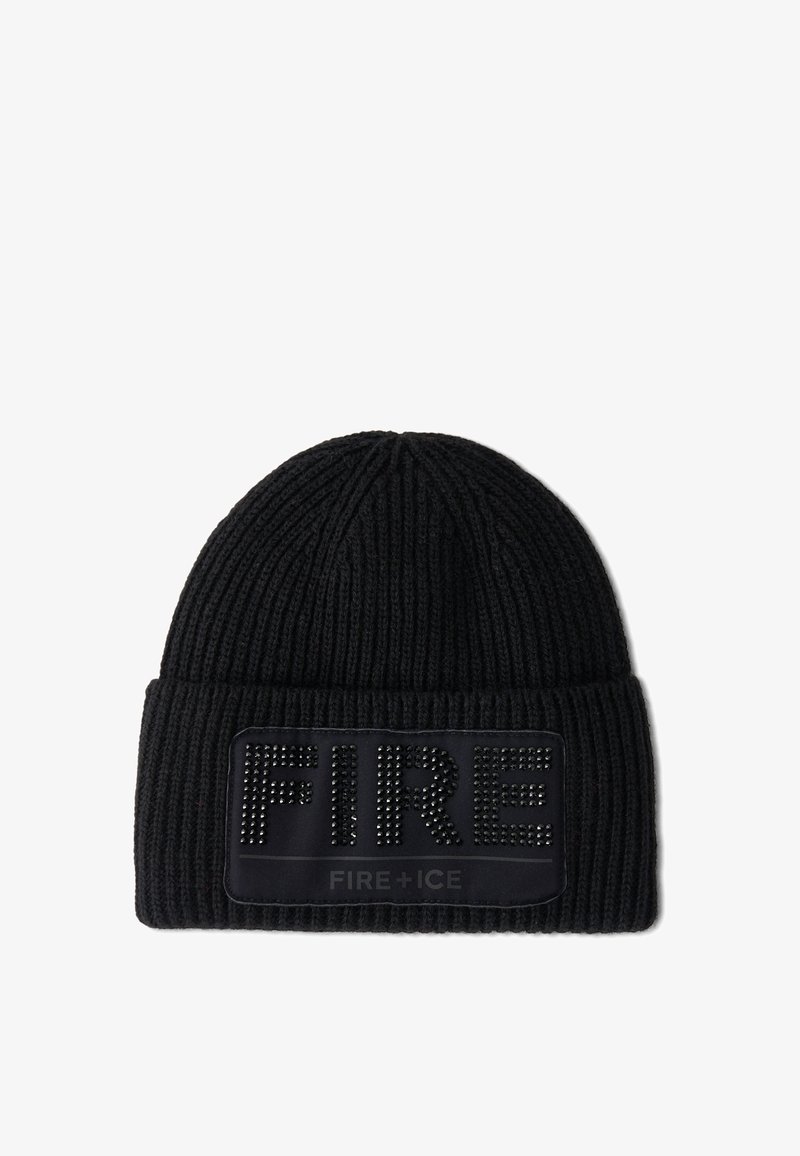 Černá pletená čepice s ribbeným vzorem, která má obdélníkovou nášivku s logem. Na nášivce je vyvedeno slovo "FIRE" z kamínků s nápisem "FIRE + ICE" pod ním.