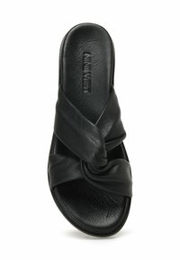 Černé kožené sandály s plochou podrážkou a designem s propleteným páskem, hladkým povrchem, vhodné pro neformální nošení.