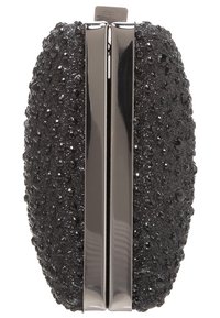 Černá psaníčko s texturovaným povrchem, zdobené malými černými korálky, s lesklým stříbrným zapínáním a zakřivenými okraji.