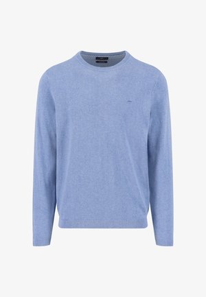 Hellblauer Pullover mit Rundhalsausschnitt aus weichem Stoff, mit langen Ärmeln und geripptem Saum. Kleines Logodetail auf der Brust.