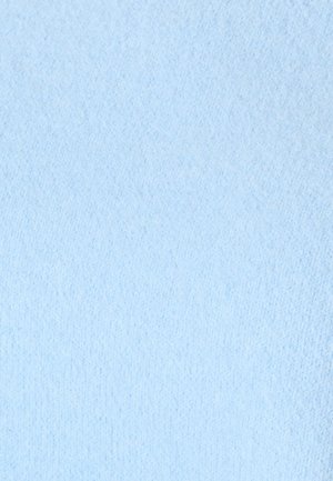 Tessuto di maglia celeste con una texture morbida e pelosa e un sottile motivo a punto diagonale visibile sulla superficie.