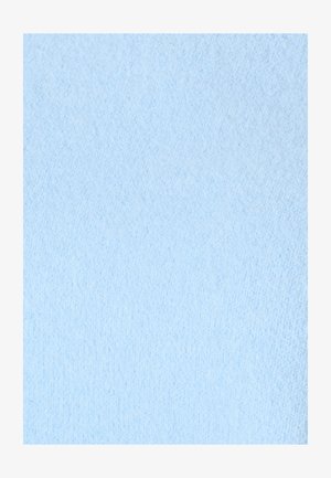 Lichtblauwe gebreide stof met een zachte, pluizige textuur en een subtiel diagonaal steekpatroon dat over het oppervlak zichtbaar is.