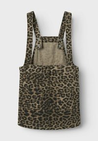 Overall haljina s leopard uzorkom, koja ima teksturiranu tkaninu, podesive naramenice i prednje džepove. Zemljane boje dominiraju paletom boja.