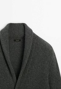Cardigan en maille côtelée gris foncé avec col châle, présenté à plat sur un fond blanc.
