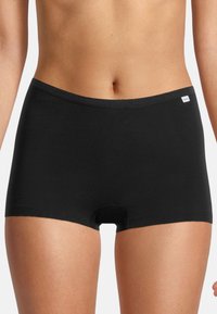 Svart sömlös pojkshorts tillverkade av elastisk tyg. Har en låg midja och en nyckelhålsutskärning i fram.