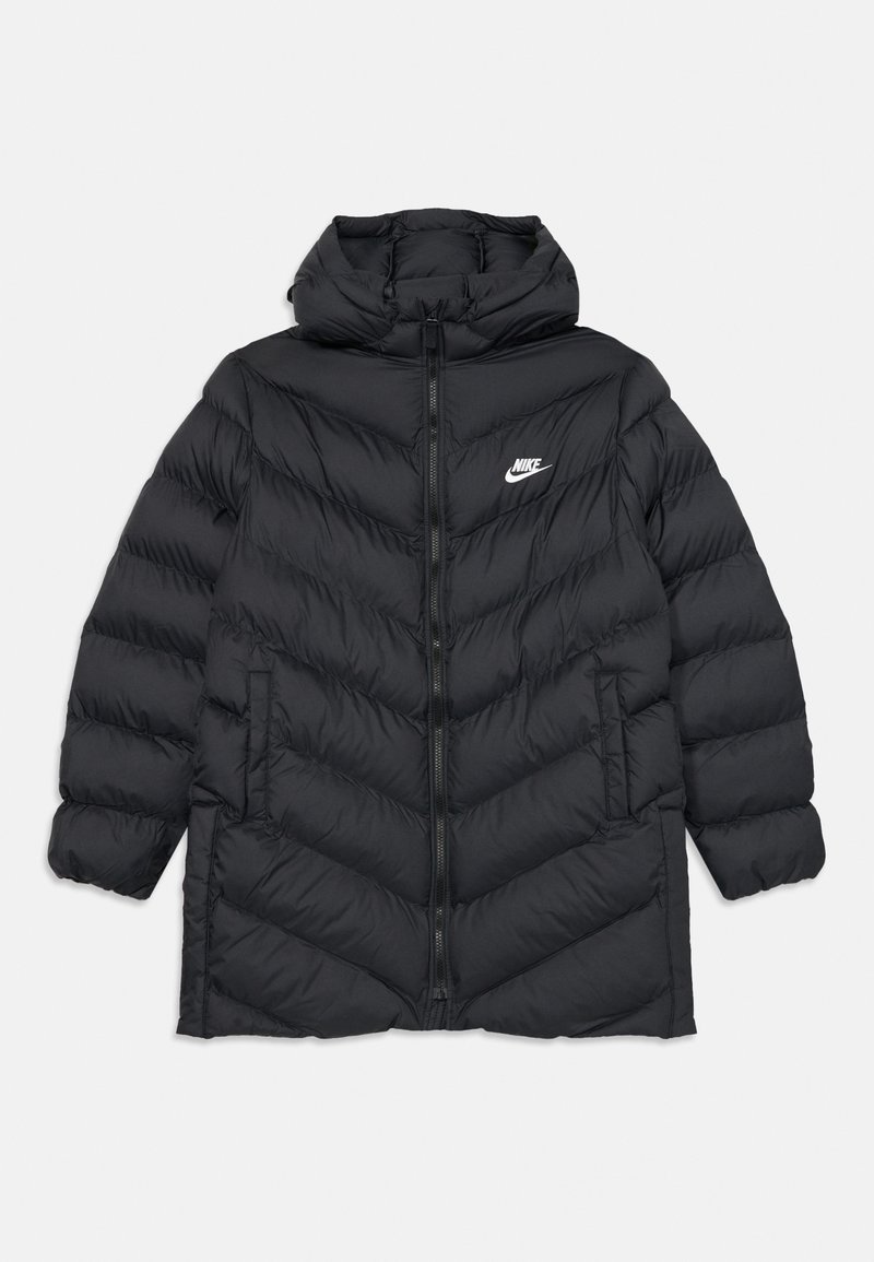 Schwarze Damen Pufferjacke mit Kapuze, ausgestattet mit einem Reißverschluss, Rautensteppung und einem kleinen weißen Nike-Logo auf der linken Brust.