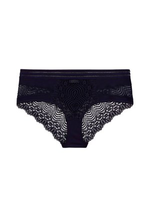 String noir en dentelle avec un motif floral complexe, tissu uni à l'avant et bords festonnés pour un détail supplémentaire.