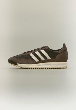 Καφέ και μαύρο αθλητικό παπούτσι Adidas SL 72 με λευκές ρίγες και μπεζ σόλα, εμφανίζεται σε πλαϊνή όψη σε απλό φόντο.