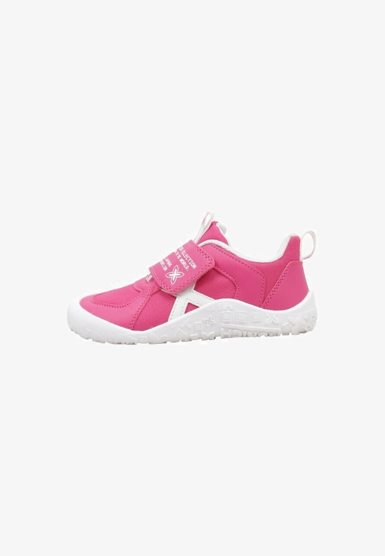 Chaussure de sport rose pour enfants avec semelle blanche, bride auto-agrippante et languettes sur la languette et le talon.