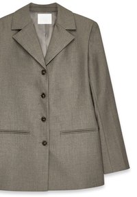 Helles graues Blazer aus strukturiertem Stoff, mit einem Reverskragen, sechs Knöpfen und zwei Fronttaschen mit kontrastierenden Kanten.