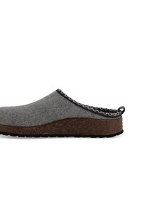 Zoccolo grigio in feltro con suola in sughero, caratterizzato da una superficie texturizzata e un bordo decorativo intrecciato. Design semplice e arrotondato.