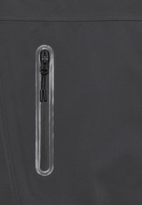Dunkelgrauer Jackenstoff mit einer schlanken, vertikalen Reißverschlusstasche mit abgerundetem Eingang und kontrastierenden Nähten. Glatte Textur, funktionales Design.