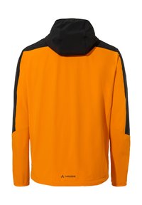 Giacca arancione con cappuccio e spalle nere, maniche lunghe e una texture liscia. Presenta un logo e un design minimalista.