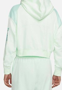 Miętowo-zielona krótka bluza z kapturem z fakturowanej tkaniny na ramionach, z prążkowanymi mankietami i subtelnym wzorem logo na rękawie.