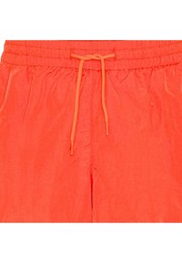 Feloranje zwembroek met een elastische tailleband en bijpassend koord. De stof heeft een gladde textuur met een subtiele glans.