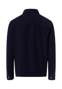 Námořnická manšestrová bunda s klasickým límcem, knoflíkovými manžetami a ribbenovou texturou. Design je jednoduchý s rovnou siluetou a detailem švu na zádech.