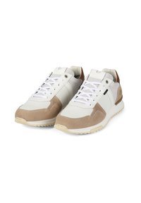 Zapatillas con una parte superior de malla blanca y beige, acentos de ante texturizado y suela beige. Presenta cordones blancos y un pequeño detalle del logo en negro.