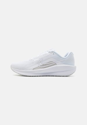 Baltos Nike bėgimo bateliai su orui pralaidžiu apavu, paminkštinta vidurio dalimi ir sidabro spalvos firminiu swoosh logotipu šone. Ergonomiškas dizainas.