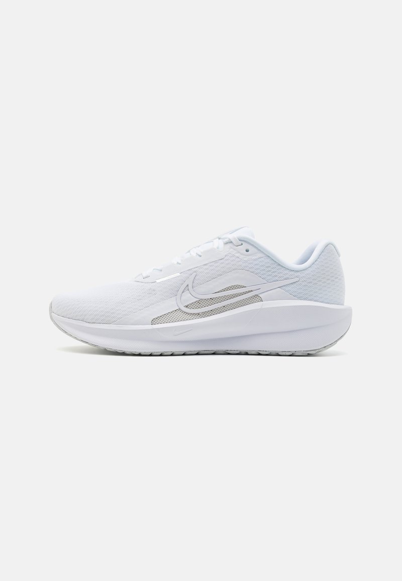 Adidași de alergare albi Nike, cu un superior din plasă, talpă intermediară amortizată și logo-ul swoosh în argint pe lateral. Design ergonomic.
