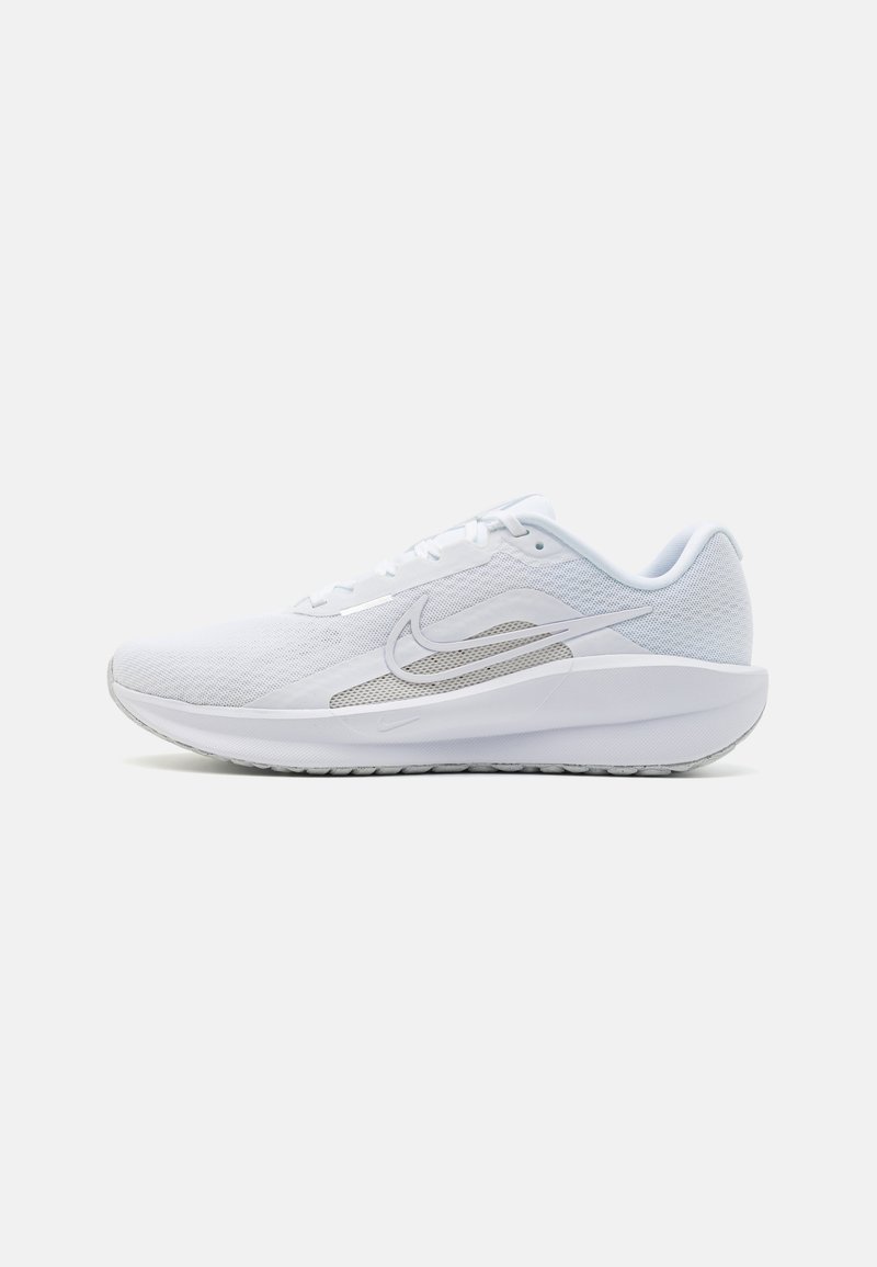 Nike Performance - DOWNSHIFTER 13 - Pantofi alergare stabili - white/wolf grey, Extindeți