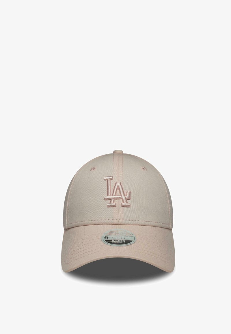 Casquette de baseball rose clair avec le logo "LA" brodé sur le devant et un autocollant indiquant "Femme Ajustable" sur la visière.