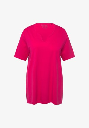 T-shirt fuchsia à manches courtes avec un décolleté en V, fabriqué en tissu lisse, présentant une coupe décontractée sans matériel ou motifs visibles.