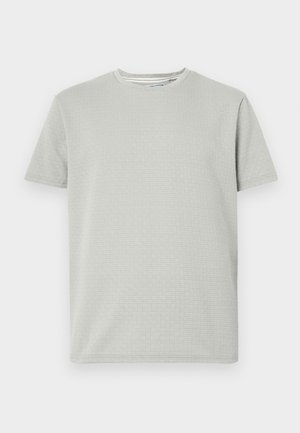 Camiseta de manga corta en gris claro con un patrón texturizado, cuello redondo y dobladillo recto. Confeccionada con una tela suave y transpirable.