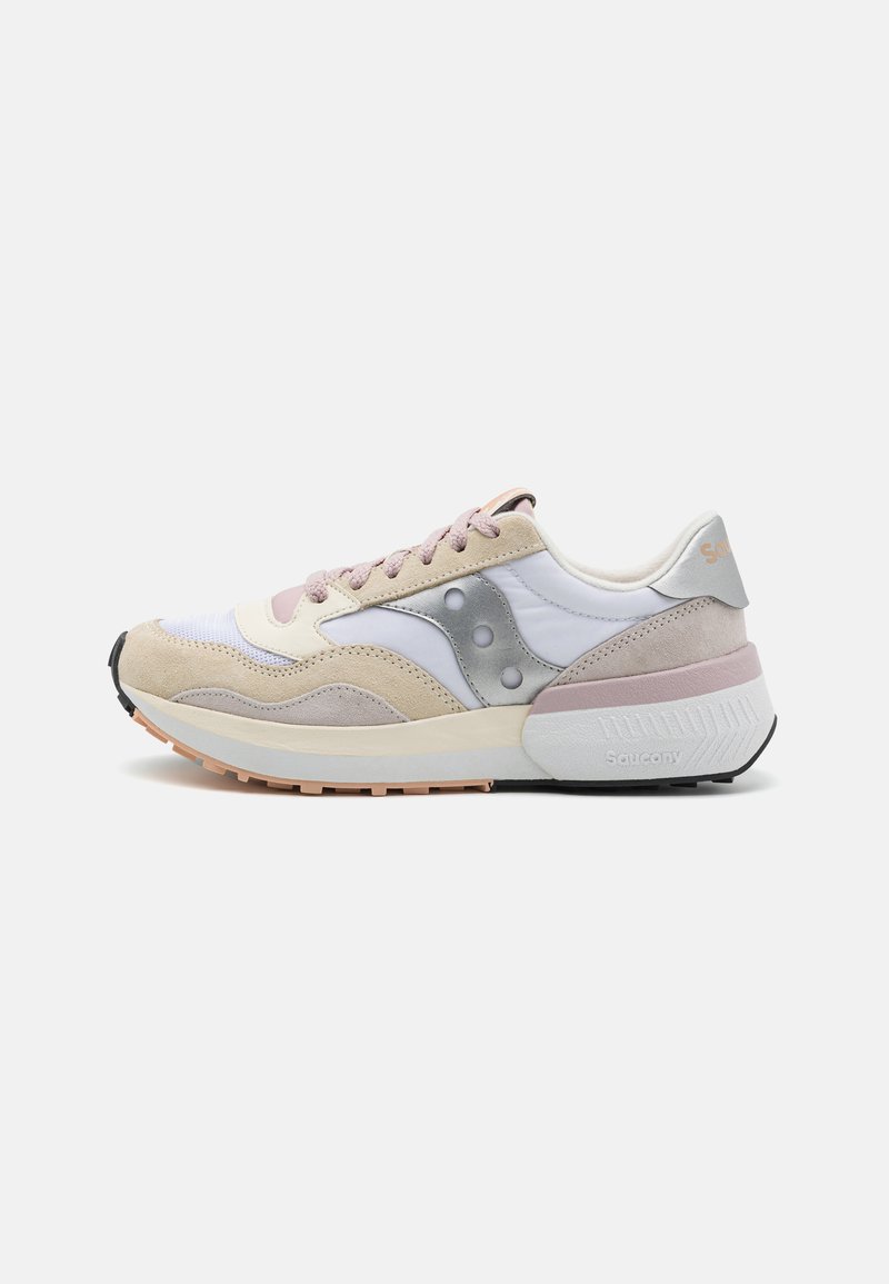 Sneaker con un mix di materiali, tra cui suede e tessuto. Presenta tonalità di beige, bianco e rosa, con dettagli e una suola in gomma.