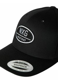 Sort snapback-hat lavet af stof med et hvidt broderet ovalt logo "NXG PROTEST" og et sølvfarvet ægthedssticker.