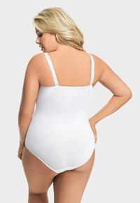 Weißer Bodysuit mit verstellbaren Trägern, glatter Textur, körperbetontem Design und nahtlosem Rücken. Keine sichtbaren Beschläge oder Verzierungen.
