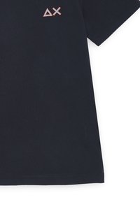 T-shirt a maniche corte blu navy con un logo geometrico ricamato in rosso e azzurro nell'area del petto sinistro. Tessuto di cotone morbido.