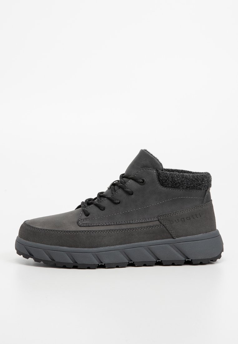 Bottines noires en cuir et tissu, dotées de lacets, d'un col rembourré, d'une semelle texturée et d'un branding subtil.