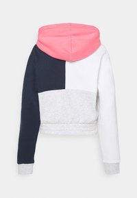 Vue de dos d'un sweat à capuche color-block avec des parties du corps bleu foncé, blanc et gris clair, une capuche rose, des manches longues et des poignets côtelés.