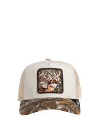 Beige trucker kasket med brun camouflage skygge og broderet mærke af en hjort med gevir på frontpanelet.