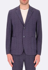Giacca da uomo su misura di colore viola scuro con righe verticali. Presenta due tasche anteriori, chiusura con un solo bottone e rever a punta.