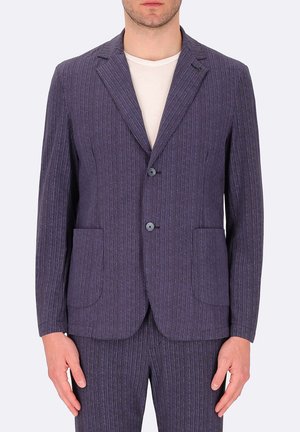 Giacca da uomo su misura di colore viola scuro con righe verticali. Presenta due tasche anteriori, chiusura con un solo bottone e rever a punta.
