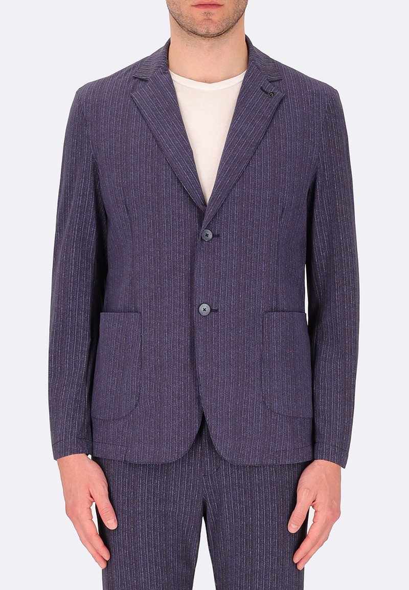 Giacca da uomo su misura di colore viola scuro con righe verticali. Presenta due tasche anteriori, chiusura con un solo bottone e rever a punta.