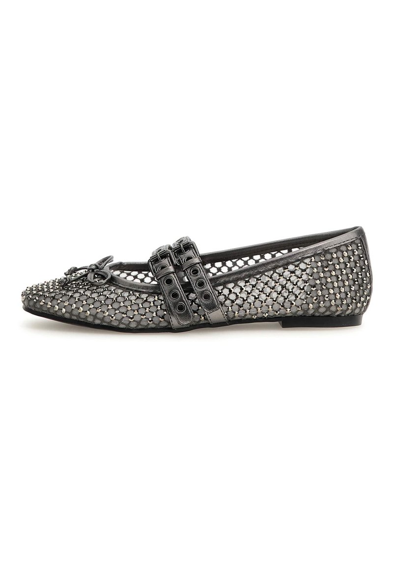 Schwarze Ballettschuhe aus Netzstoff mit dekorativem Netzmuster und zwei Schnallenakzenten. Leicht spitze Zehenpartie und niedrige, flache Sohle.