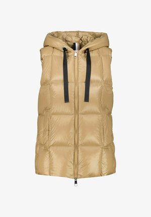 Veste sans manches matelassée beige avec capuche et cordons noirs, dotée d'une fermeture éclair frontale et de poches latérales.