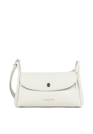 Sac d'épaule Lancaster Paris en cuir blanc avec fermeture à rabat et bouton argenté, petite forme rectangulaire et sangle ajustable.