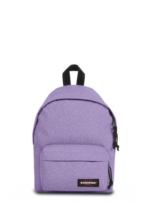 Lila gesprenkelter Eastpak Rucksack mit vorderer Reißverschlusstasche, schwarzen Reißverschluss-Zugern und schwarzem Tragegriff oben vor weißem Hintergrund.