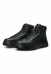 Schwarze High-Top-Sneaker aus strukturiertem Leder mit flachen Schnürsenkeln, runder Spitze und dicker Gummisohle, die dezente Logodetails aufweist.