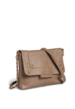 Sac bandoulière en cuir taupe avec rabat, clous décoratifs en laiton et détail chaîne sur la sangle, présenté sur fond blanc.